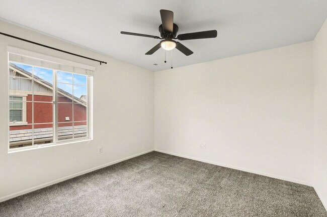 Building Photo - Stunning 4bed/3bath Oakwood Model Home in Erie