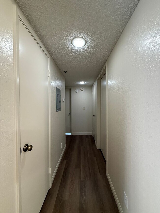 Building Photo - Downstairs Corner Condo in the Gated Commu...