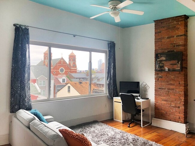 Building Photo - 3 bed 1 bath - beautiful Southside flats home, central air, in unit laundry, udpated