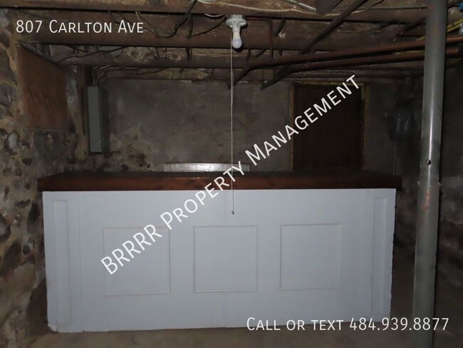 Building Photo - 807 Carlton Ave