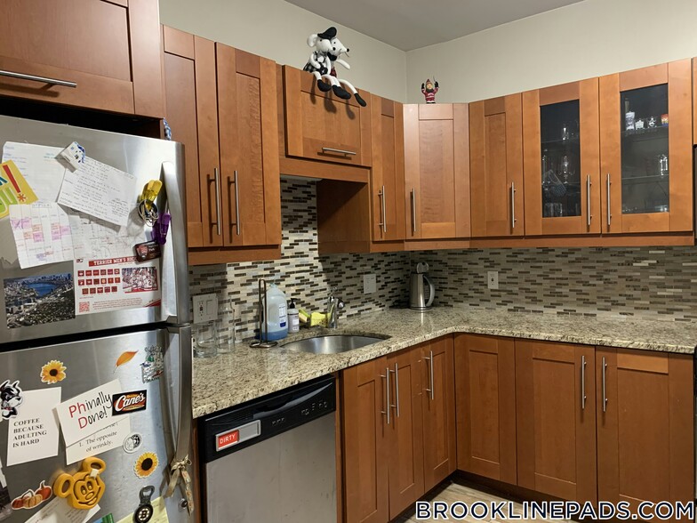 Building Photo - 170 Thorndike St