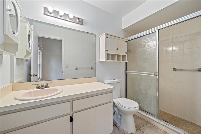 Building Photo - Annual 3 bed 2 bath house with a garage av...
