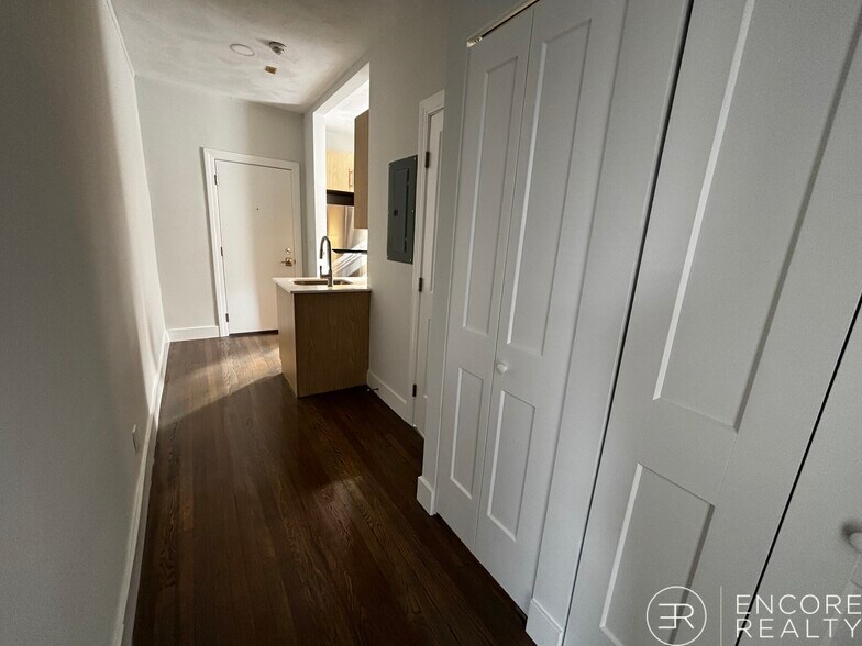 Building Photo - 65 Park Dr