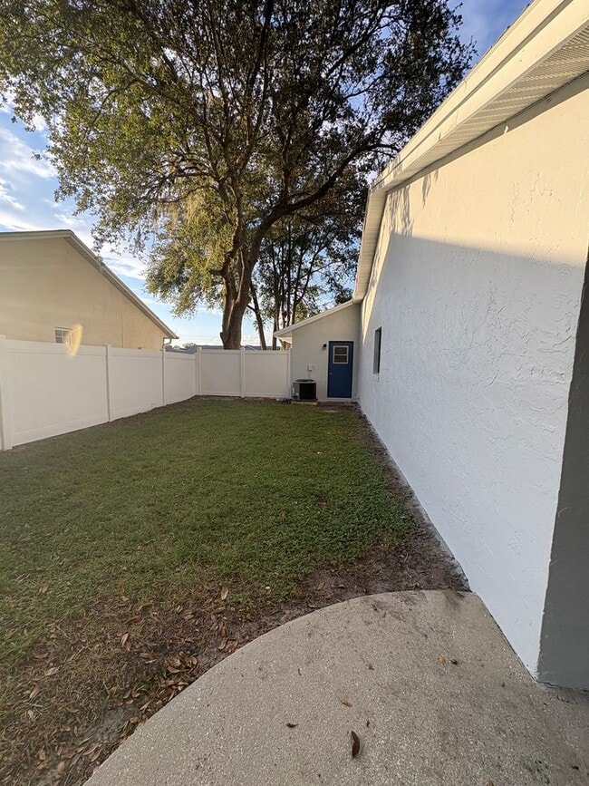 Building Photo - Perfect 3 bed 2 bath with huge fenced back...