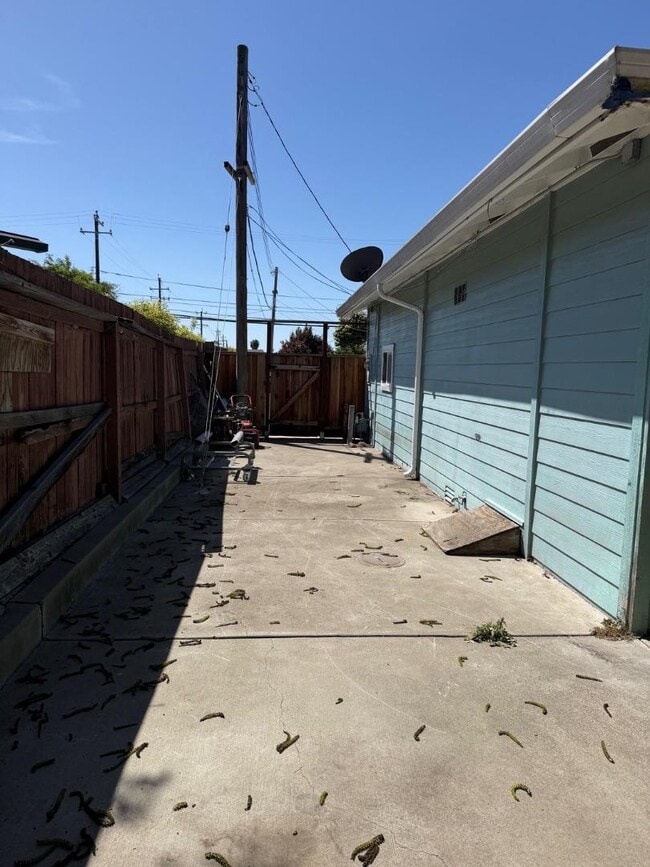 Building Photo - 715 Schafer Rd