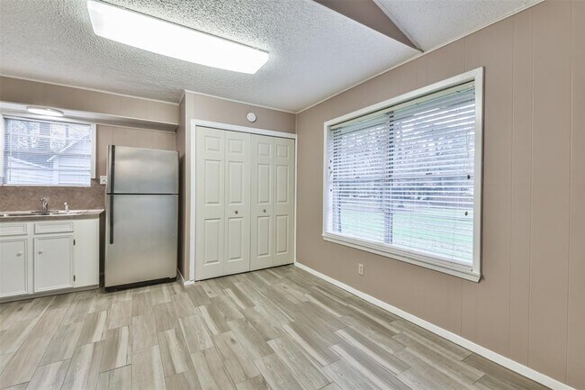 Building Photo - 23807 Red Oak Dr