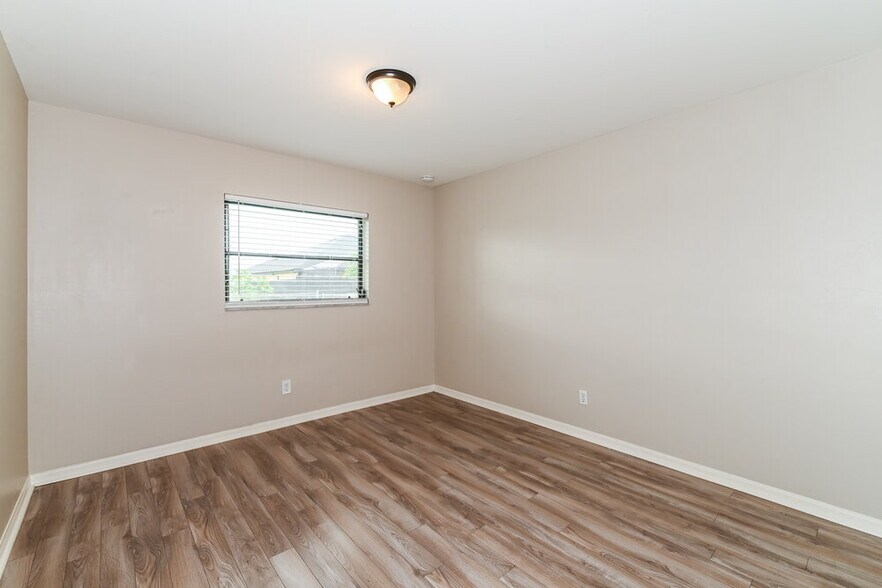 Building Photo - 2529 SW 15th Pl