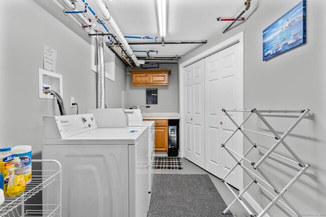 Building Photo - 548 Ferry St