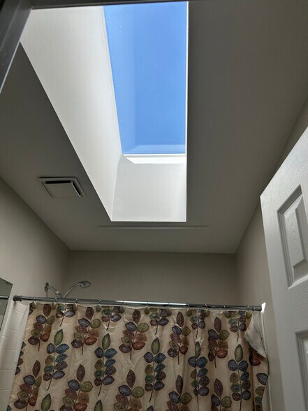 Building Photo - 1501 Coolcrest Dr