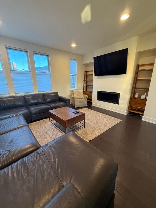 Building Photo - 3109 Elm Ave