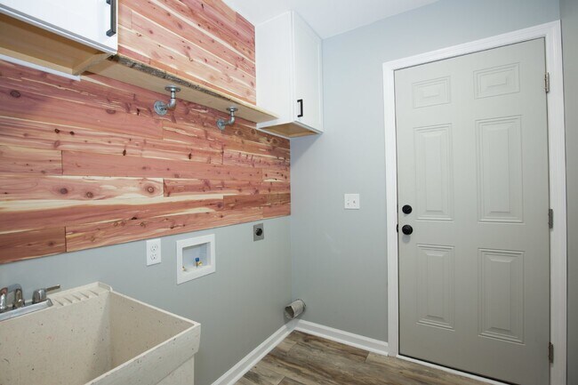 Building Photo - Gorgeous Fully Renovated 3 bedroom home in the Heart of Whispering Pines