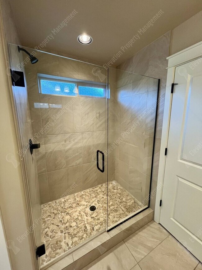Building Photo - 4 BR - 2.5 BA Luxury Golf Course Living on...