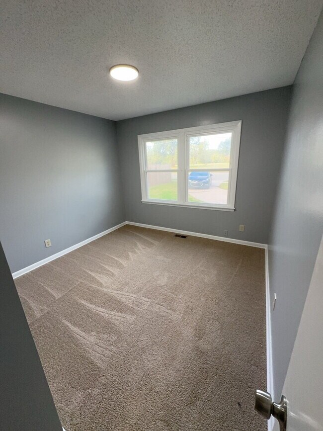 Building Photo - "Charming 3-Bedroom Home with 2 Full Baths and 1580 Sq Ft of Living Space in Wichita!"
