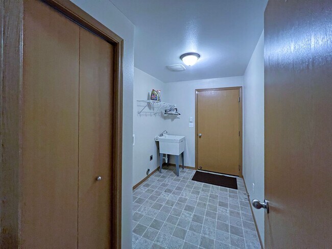 Building Photo - Price Drop!-Exceptional 2200 sq ft Three Bedroom 2 Bath Rambler in Fed Way - with A/C