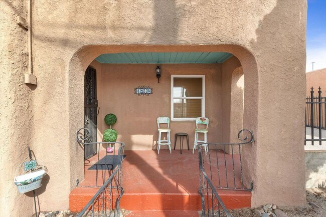 Building Photo - Updated North Downtown 2/bd 1/ba
