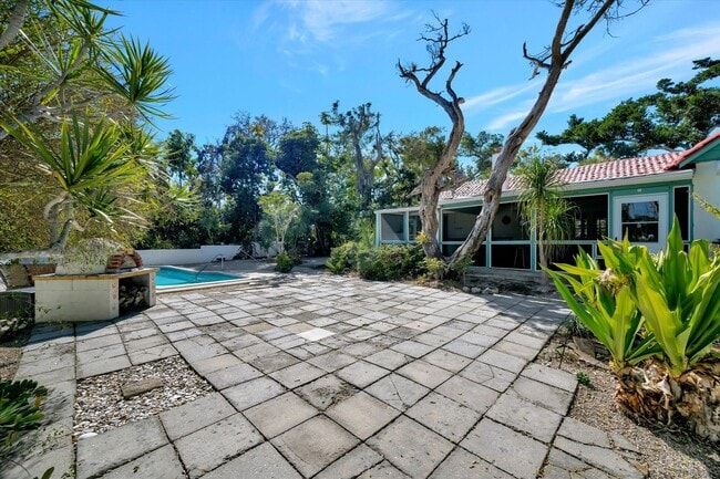 Building Photo - ALL THE CHARM! - Siesta Key 1+ acre on the Bay - 3 bed/ 2 bath pool home