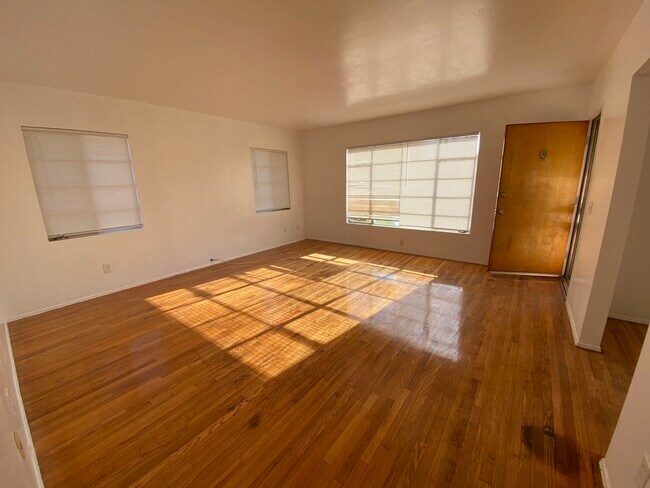 Building Photo - 723 Houchin Rd