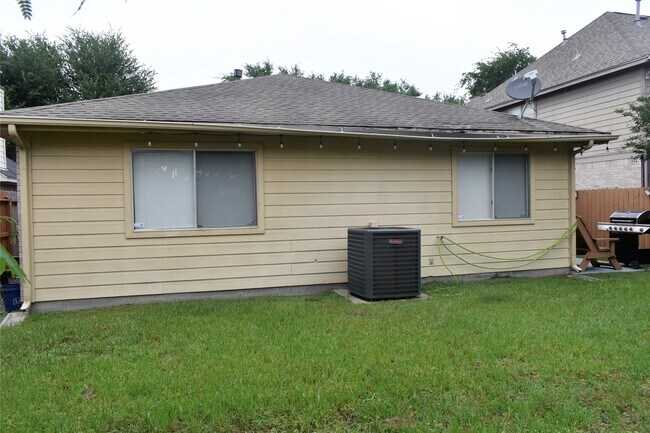 Building Photo - 10519 N Newpark Dr