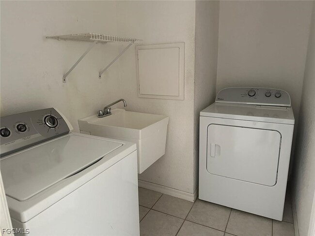 Building Photo - 2028 NE 5th Terrace