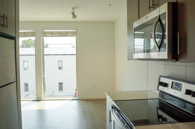 Building Photo - Sellwood: Modern Light & Bright Studio Rea...