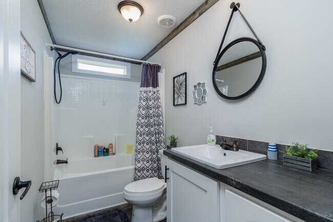 Building Photo - Updated Modern 3 Bedroom Manufactured Home!