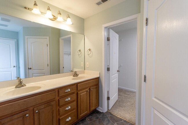 Building Photo - 2047 Sinclair Trce