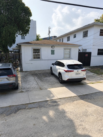 Private Parking - 2573 SW 21st Ave
