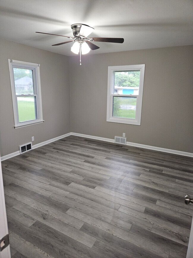 Building Photo - 3 bedroom / 2 Bath - Available Soon!