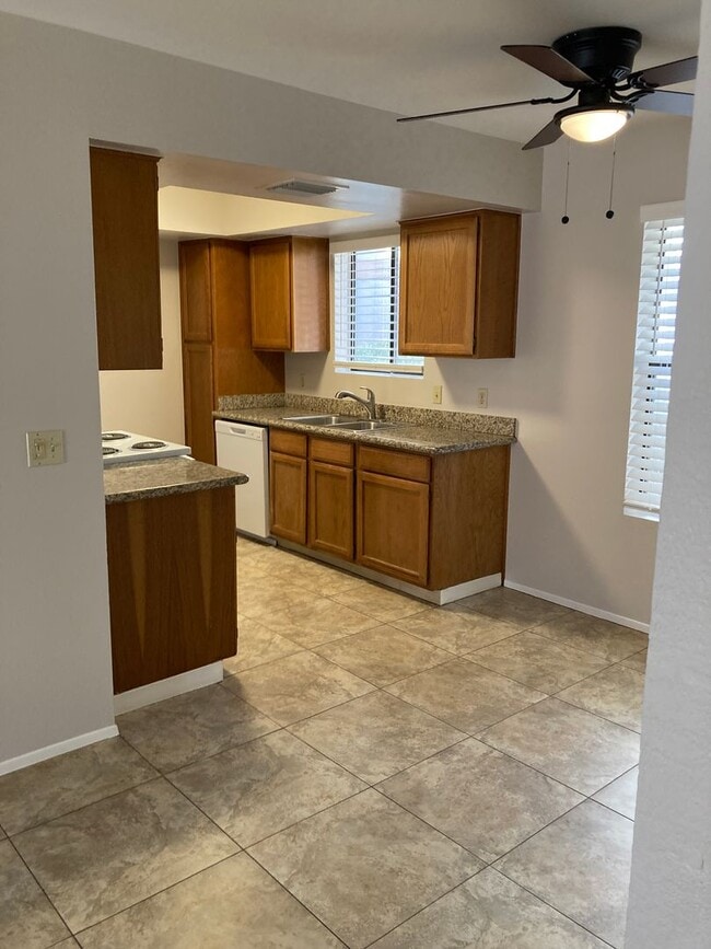Building Photo - 3 bedroom condo in Village of Oak Creek