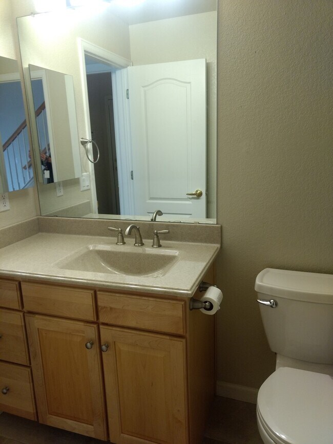 Building Photo - 2 bed/3 bath with spacious finished basement!