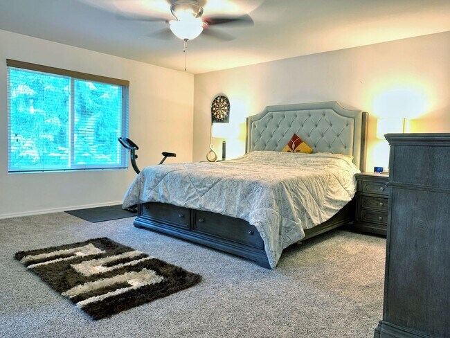 Building Photo - Remodeled Maple Woods Beauty