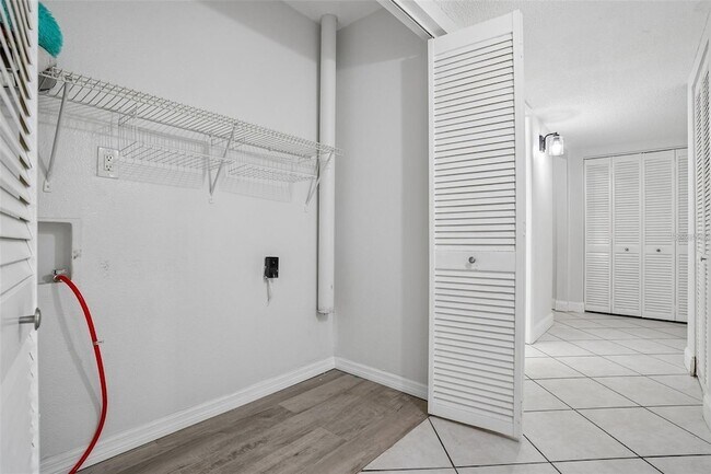 Building Photo - 546 Orange Dr