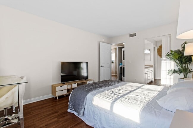 Building Photo - Fully Furnished 2-Bedroom Condo with Balcony – The Met, Woodland Hills