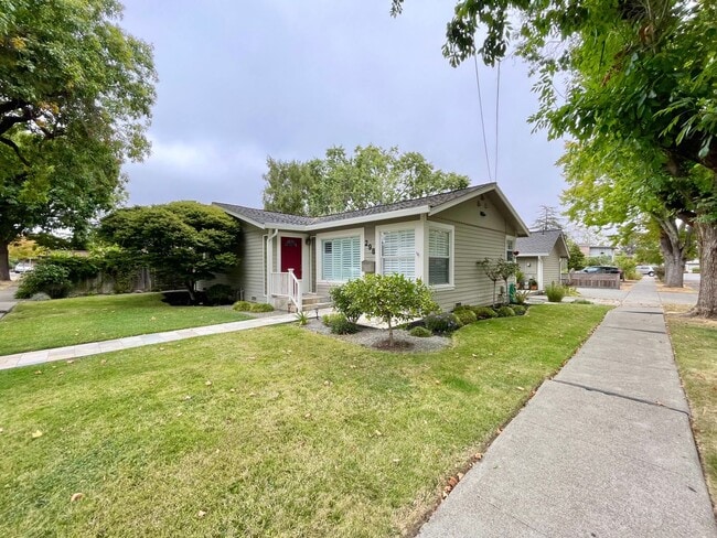Building Photo - Charming 3 Bedroom 2 Bath Home in Old Town...