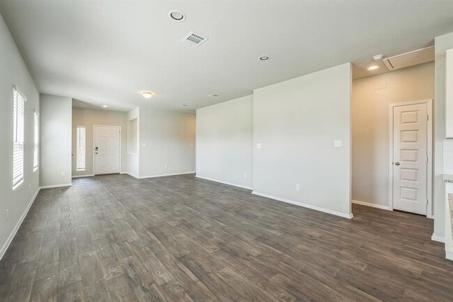 Building Photo - 107 Honeybee Ln