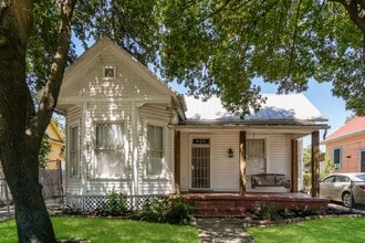 Building Photo - Charmer Close to Downtown!