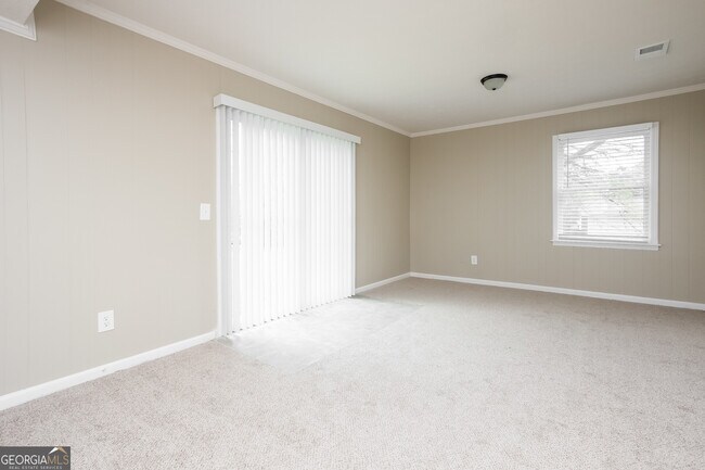 Building Photo - 680 N Kingsley Dr