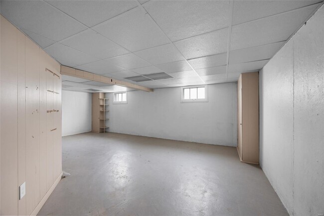 Building Photo - 9537 Chester Ave