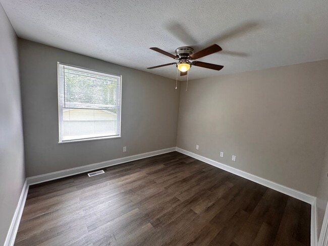 Building Photo - Renovated 5BR/2BA Bi-Level Home with Oversized 2 Car Garage For Rent!