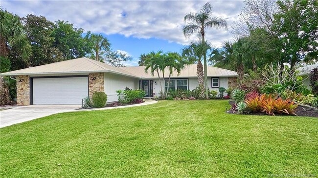 Building Photo - 323 SW Ridge Ln