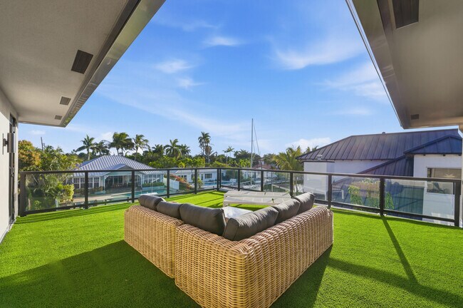 Building Photo - 1308 Avocado Isle