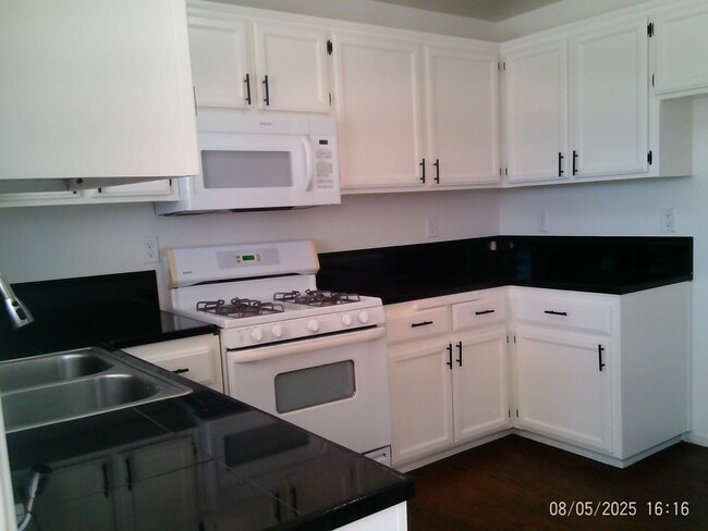Building Photo - NOR CUTIE !!! SPECIAL $2625.00 MOVES YOU I...