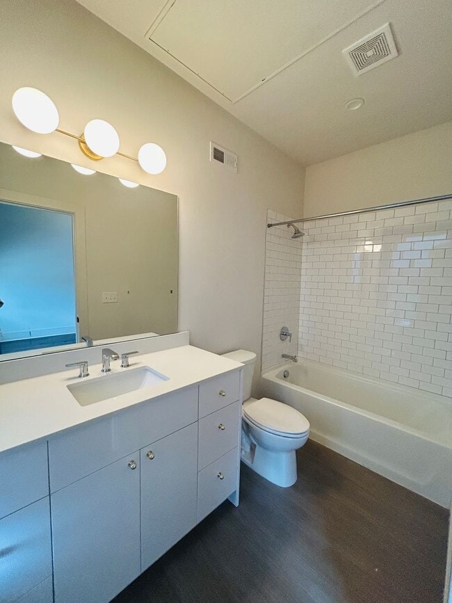 Building Photo - Historic Modern Apartment