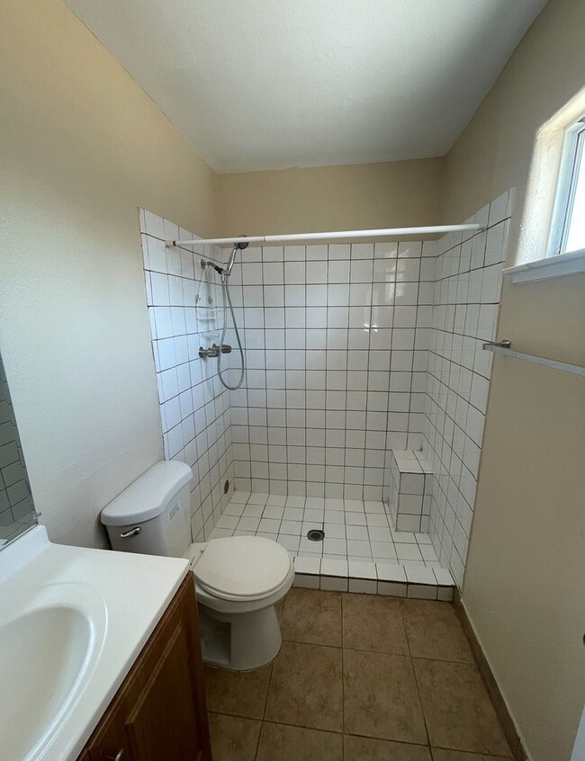 Building Photo - Beautiful 4 Bedroom 2 Bathroom house ( Smo...