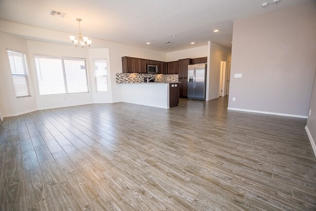 Building Photo - Great Open Floor Plan 3 Bedroom, 2 Bath, Central A/C in Holiday Subdivision!