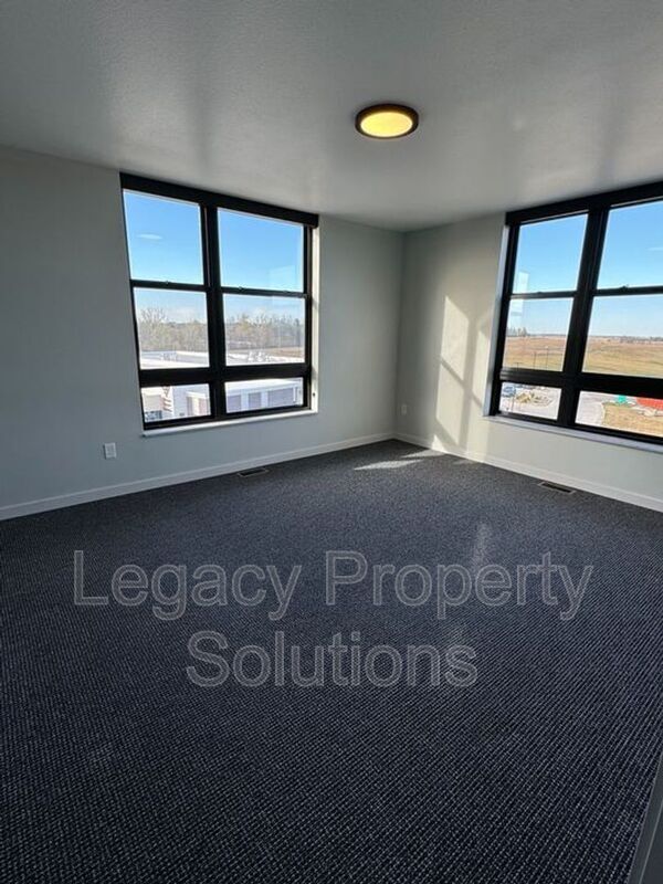 Building Photo - 208 E Greenfield Ln