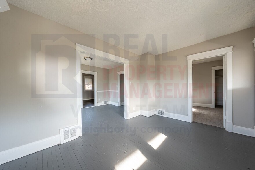 Building Photo - 987 Evangeline Rd