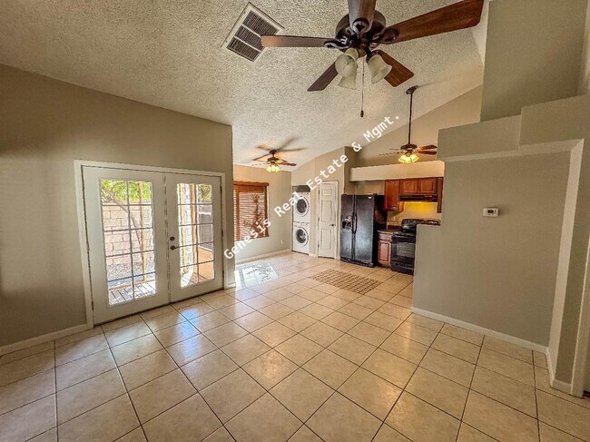 Building Photo - 2 Bedroom Westside Townhome!