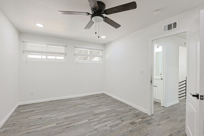 Building Photo - Spacious 5-Bedroom, 3-Bath Home – Convenie...