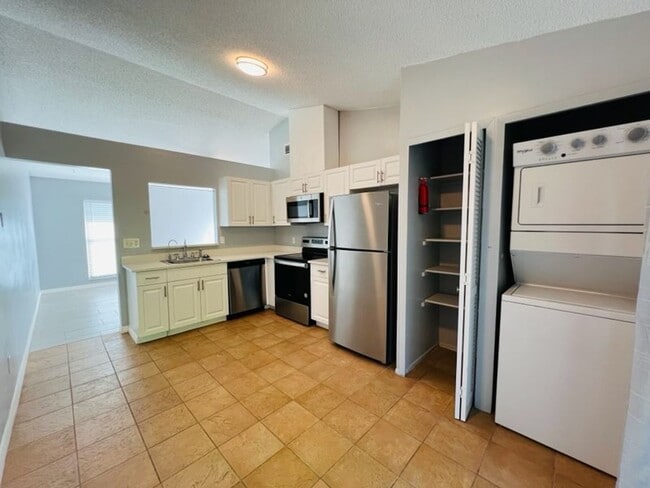 Building Photo - 2 Bedroom UCF Duplex